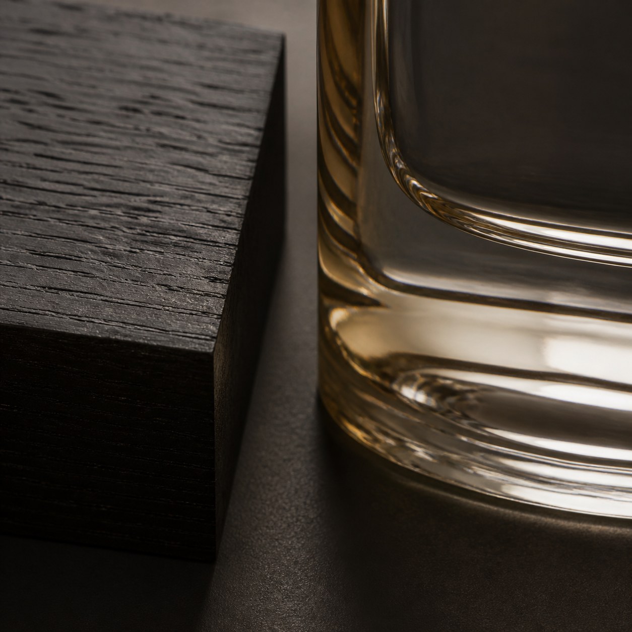 設計與材質：25% Eau de Parfum，讓氣味有一個被看見的容器。